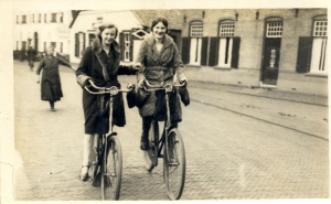 F46 Dames fietsend op de Zutphenseweg 1931
